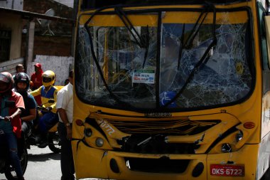 Salvador, Bahia / Brezilya - 4 Mayıs 2018: Salvador 'da Avenida Afranio Paixoto - Suburbana' da otobüs ön camının kırıldığı görüldü.. 