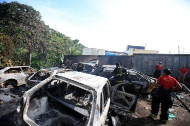 Salvador, Bahia / Brezilya - 25 Ocak 2016: Salvador 'da Lobato Mahallesi' nde çıkan araç yangınından sonra itfaiye ekipleri görüldü..