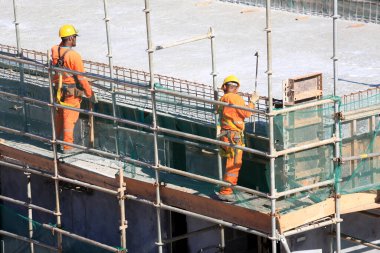 Salvador, Bahia / Brezilya - 21 Temmuz 2016: Salvador Metrosu 2. hattının inşaatında işçiler görülüyor. İş CCR Bahia tarafından yönetiliyor.