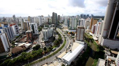 Salvador, Bahia / Brezilya - 29 Ağustos 2016: Salvador kentindeki Pituba mahallesindeki yerleşim yerlerinin havadan görünüşü. 
