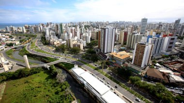 Salvador, Bahia / Brezilya - 29 Ağustos 2016: Salvador kentindeki Pituba mahallesindeki yerleşim yerlerinin havadan görünüşü. 