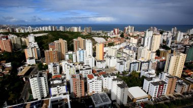 Salvador, Bahia / Brezilya - 29 Ağustos 2016: Salvador kentindeki Stiep mahallesindeki evin ve konut binalarının havadan görünüşü. 