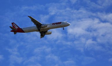 Salvador, Bahia / Brezilya - 21 Temmuz 2016: Latam havayolu şirketi Airbus A321-231 Salvador havaalanına iniş yaparken görüldü