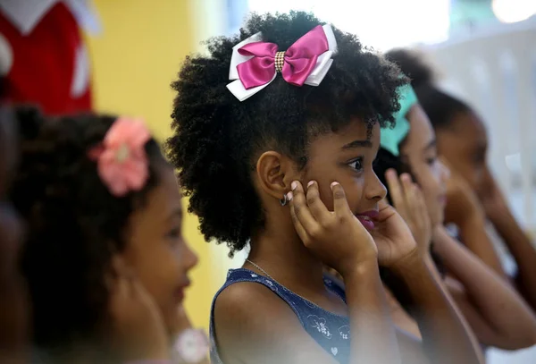 Salvador Bahia Brazil Oktober 2017 Kind Met Zwart Haar Zien — Stockfoto