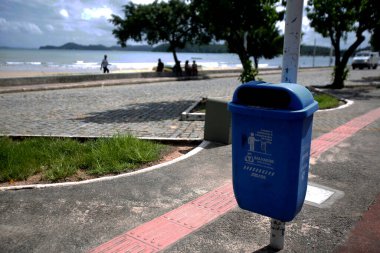 Salvador, Bahia / Brezilya - 6 Haziran 2018: Salvador şehri tarafından sağlanan çöp konteynırı Santome plajına yakın görüldü.. 