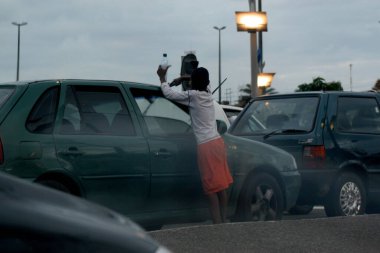 Salvador, Bahia / Brezilya - 4 Aralık 2006: Çocuk Salvador 'da trafik ışıklarında araba camında çalışırken görüldü. 