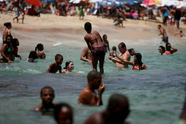Salvador Bahia Brazil February 2015 有人在萨尔瓦多市Barra海滩的海水浴中被看见 — 图库照片