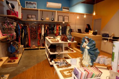 Salvador, Bahia / Brezilya - 26 Ekim 2017: Salvador kentindeki Rio Vermelho semtindeki kooperatif mağazasının iç görünümü. 