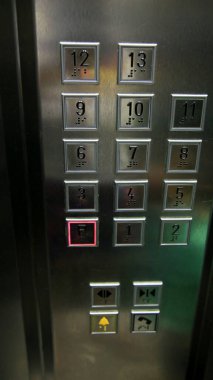 Salvador, Bahia / Brezilya - 28 Haziran 2020: Salvador 'daki Cabula mahallesindeki bir apartmanın asansör anahtarları. 