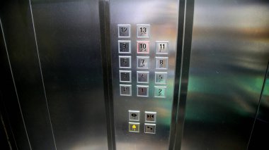 Salvador, Bahia / Brezilya - 28 Haziran 2020: Salvador 'daki Cabula mahallesindeki bir apartmanın asansör anahtarları. 