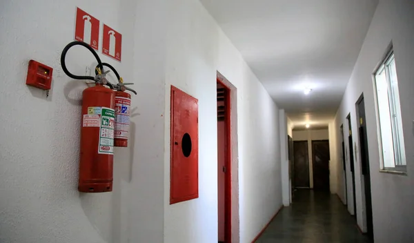 ブラジル バヒア州サラドール2020年6月29日 サルバドール市内の住宅ビルの廊下に消火器が見られる — ストック写真