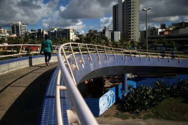 Salvador, Bahia / Brezilya - 9 Nisan. 2018: Salvador 'un Costa Azul bölgesinde yaya yolu ve bisiklet yolu. 