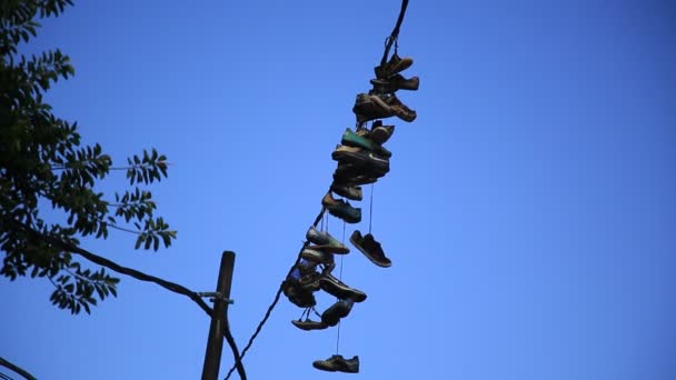 Salvador Bahia Brazil 2020 Július Cipők Lógnak Elektromos Hálózat Vezetékeiről — Stock videók