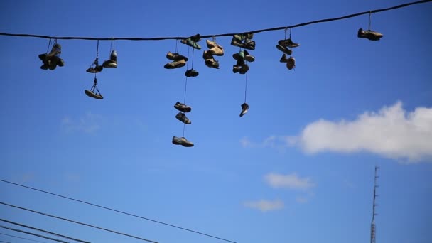 Salvador Bahia Brazil 2020 Július Cipők Lógnak Elektromos Hálózat Vezetékeiről — Stock videók