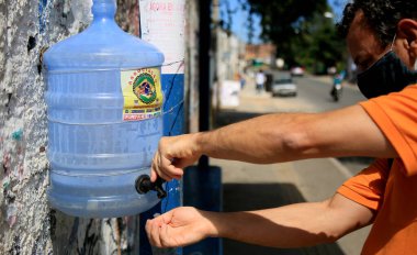 Salvador, Bahia / Brezilya - 1 Temmuz 2020: Pernambues mahallesinde, Salvador şehrinde el yıkama sistemi. * * * Yerel altyazı * *