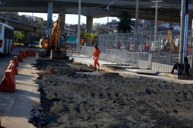 Salvador, Bahia / Brezilya - 15 Eylül 2015: Salvador 'da Ratula do Abacaxi metro istasyonunun yanındaki otobüs durağında çalışan işçiler görülüyor.