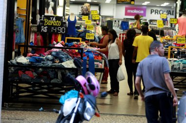 Salvador, Bahia / Brezilya - 29 Ağustos 2015: Salvador şehir merkezindeki Sete de Setembro Caddesi 'ndeki bir sokak dükkanının manzarası