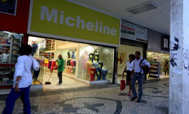 Salvador, Bahia / Brezilya - 29 Ağustos 2015: Salvador şehir merkezindeki Sete de Setembro Caddesi 'ndeki bir sokak dükkanının manzarası