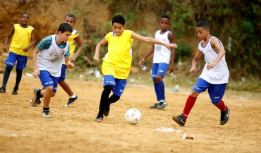 Salvador, Bahia / Brezilya - 21 Aralık 2015: Gençler, Salvador 'un Fazenda Grande mahallesindeki sahada spor yaparken görülüyor..