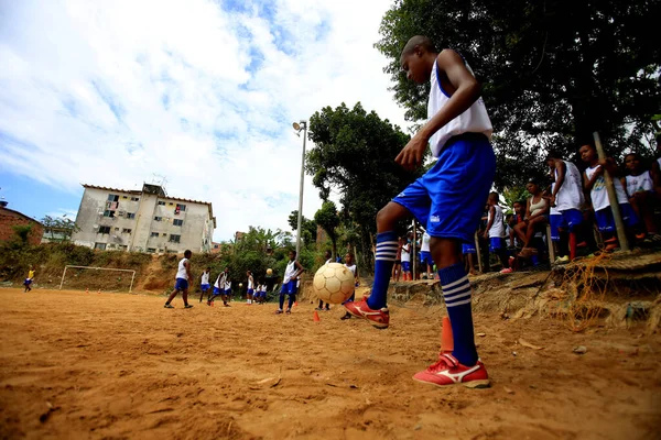 2015年12月21日 若い人たちがサルバドール市ファゼンダ グランデ地区のグラウンドサッカー場でスポーツをしているのが見られます — ストック写真