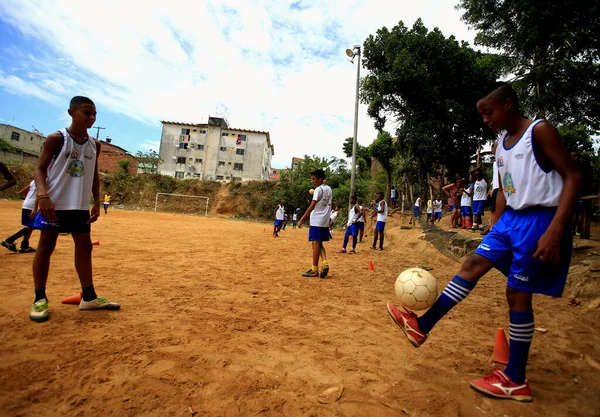 2015年12月21日 若い人たちがサルバドール市ファゼンダ グランデ地区のグラウンドサッカー場でスポーツをしているのが見られます — ストック写真
