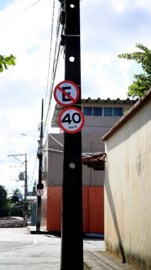 Salvador, Bahia / Brezilya - 4 Temmuz 2020: yol işaretleri saatte maksimum 40 kilometre hız olduğunu ve Salvador şehrinde park yasağı olduğunu gösteriyor.