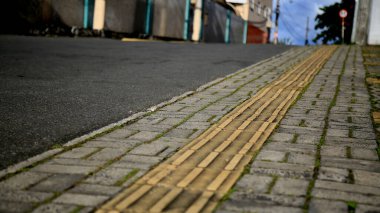 Salvador, Bahia / Brezilya - 4 Temmuz 2020: Körler için tabelalı dokunmatik zemin Salvador 'daki Cabula mahallesinde bir kaldırımda görülüyor.