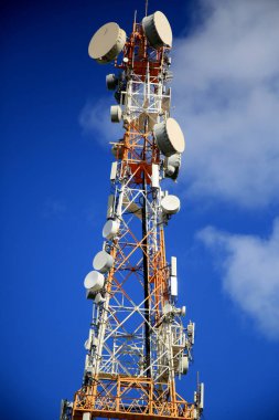 Salvador, Bahia / Brezilya - 4 Temmuz 2020: Salvador 'daki Cabula mahallesinde cep telefonu anteni ve televizyon yayını görüldü..