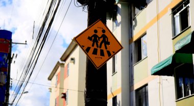 Salvador, Bahia / Brezilya - 4 Temmuz 2020: trafik işaretleri Salvador şehrindeki Cabula mahallesindeki elektrik şebekesine bağlı bir direkte görülen yaya geçidini gösteriyor.