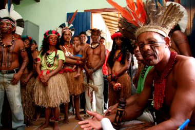 Porto seguro, Bahia / Brezilya - 27 Şubat 2008: Pataxo etnik grubundan Hintliler, Porto Seguro kentindeki köylerinin sağlık sisteminde iyileşme arayışında görüldüler..