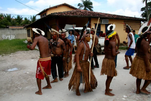 2008年2月27日 パタクソ インディアンがポルト セグロの村の健康システムの改善を求める抗議の中で 典型的なダンスをしているのが見られる — ストック写真