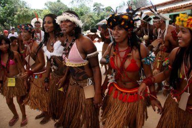 Santa Cruz Cabralia, Bahia / Brezilya - 15 Nisan 2008: Pataxo Kızılderilileri, Santa Cruz Cabralia 'daki Aldeia Coroa Vermelha' da oynanan yerel maçlarda görüldü