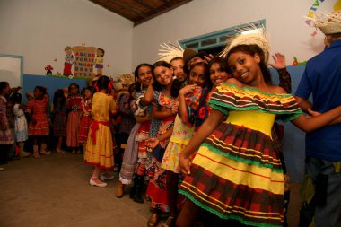 Eunapolis, Bahia / Brezilya - 18 Haziran 2013: Eunapolis şehri devlet okulu öğrencileri dans eden çete Sao Joao 'nun kutlamalarını kutladı
