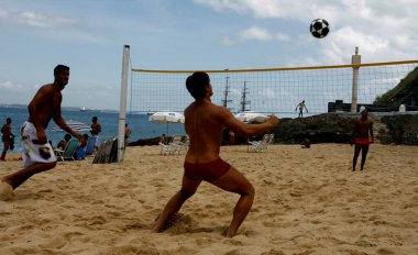 Eunapolis, Bahia / Brezilya - 26 Ekim 2014: Salvador şehrinin Porto da Barra plajında insanlar futbol izlerken görülüyor.. 