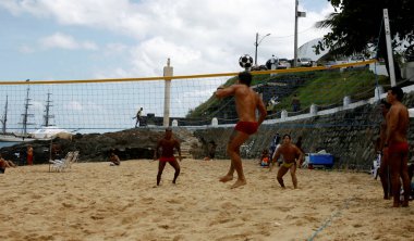 Eunapolis, Bahia / Brezilya - 26 Ekim 2014: Salvador şehrinin Porto da Barra plajında insanlar futbol izlerken görülüyor.. 