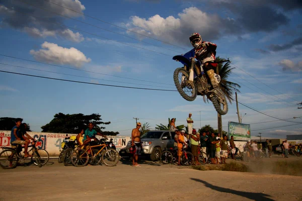 2008年6月13日 エユニアポリス市でのモトクロストレーニング中にバイカーがバイクでジャンプ — ストック写真