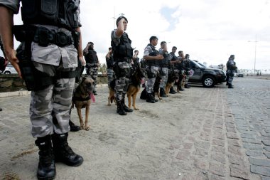 Salvador, Bahia / Brezilya - 14 Aralık 2012: Bahia askeri polisi ajanları Salvador şehrindeki yaz operasyonunun sunum töreni sırasında görüldü..