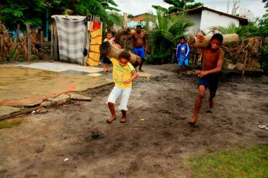 Santa Cruz Cabralia, Bahia / Brezilya - 9 Mayıs 2009: Santa Cruz Cabraliza 'daki Aldeia Coroa Vermelha' da yerli Pataxo çocukları bir kreşte görüldü.