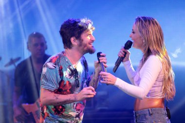Salvador, Bahia / Brezilya - 12 Aralık 2012: Şarkıcı Claudia Leitte, şarkıcı Saulo Fernandes ile birlikte Salvador şehrinde görüldü.. 