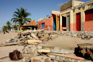 Belmonte, Bahia / Brezilya - 19 Temmuz 2009: Belmonte şehrinde deniz suyunun yol açtığı yıkım yapım çalışmaları devam etmektedir..