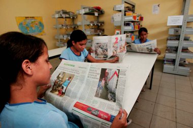 Porto seguro, Bahia / Brezilya - 16 Kasım 2009: Devlet okulu öğrencileri Porto Seguro kentindeki bir kütüphanede gazete okurken görülüyor. 