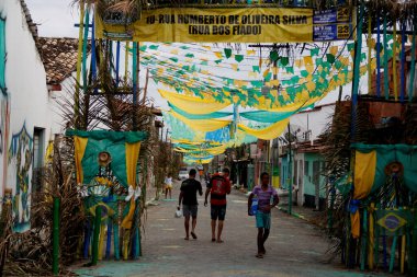 Muritiba, Bahia / Brezilya - 23 Haziran 2014: Sao Joao şenlikleri sırasında Muritiba şehrinde bir sokakta banderolaslı dekorasyon görüldü.. 
