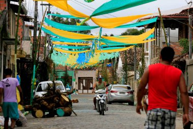 Muritiba, Bahia / Brezilya - 23 Haziran 2014: Sao Joao şenlikleri sırasında Muritiba şehrinde bir sokakta banderolaslı dekorasyon görüldü.. 