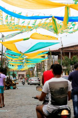 Muritiba, Bahia / Brezilya - 23 Haziran 2014: Sao Joao şenlikleri sırasında Muritiba şehrinde bir sokakta banderolaslı dekorasyon görüldü.. 
