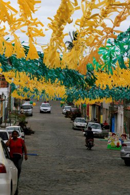 Muritiba, Bahia / Brezilya - 23 Haziran 2014: Sao Joao şenlikleri sırasında Muritiba şehrinde bir sokakta banderolaslı dekorasyon görüldü.. 