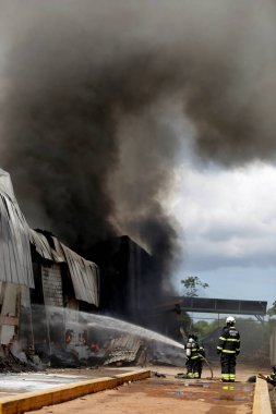 Sao sebastiao do pas, bahia / brerazil - 31 Mayıs 2019: Sao Sebastiao do Passe şehrindeki bir fabrikada yangın sırasında İtfaiye üyeleri görüldü.
