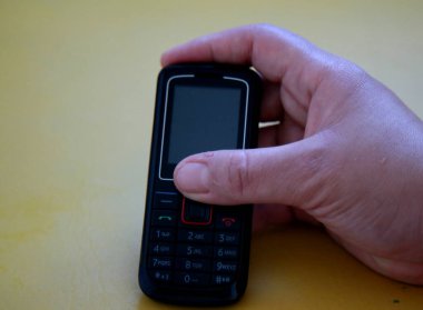 Salvador, Bahia / Brezilya - 10 Temmuz 2020: Salvador şehrinde analog cep telefonu.