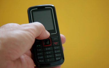 Salvador, Bahia / Brezilya - 10 Temmuz 2020: Salvador şehrinde analog cep telefonu.