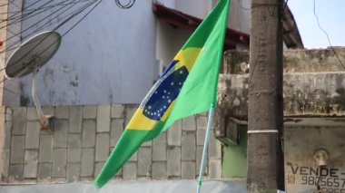 Salvador, Bahia / Brezilya - 10 Temmuz 2020: Salvador 'da Cabula mahallesindeki bir evde Brezilya bayrağı görülüyor.
