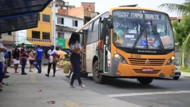 Salvador, Bahia / Brezilya - 10 Temmuz 2020: Salvador 'un Narandiba mahallesindeki bir otobüs durağında insanlar görülüyor..